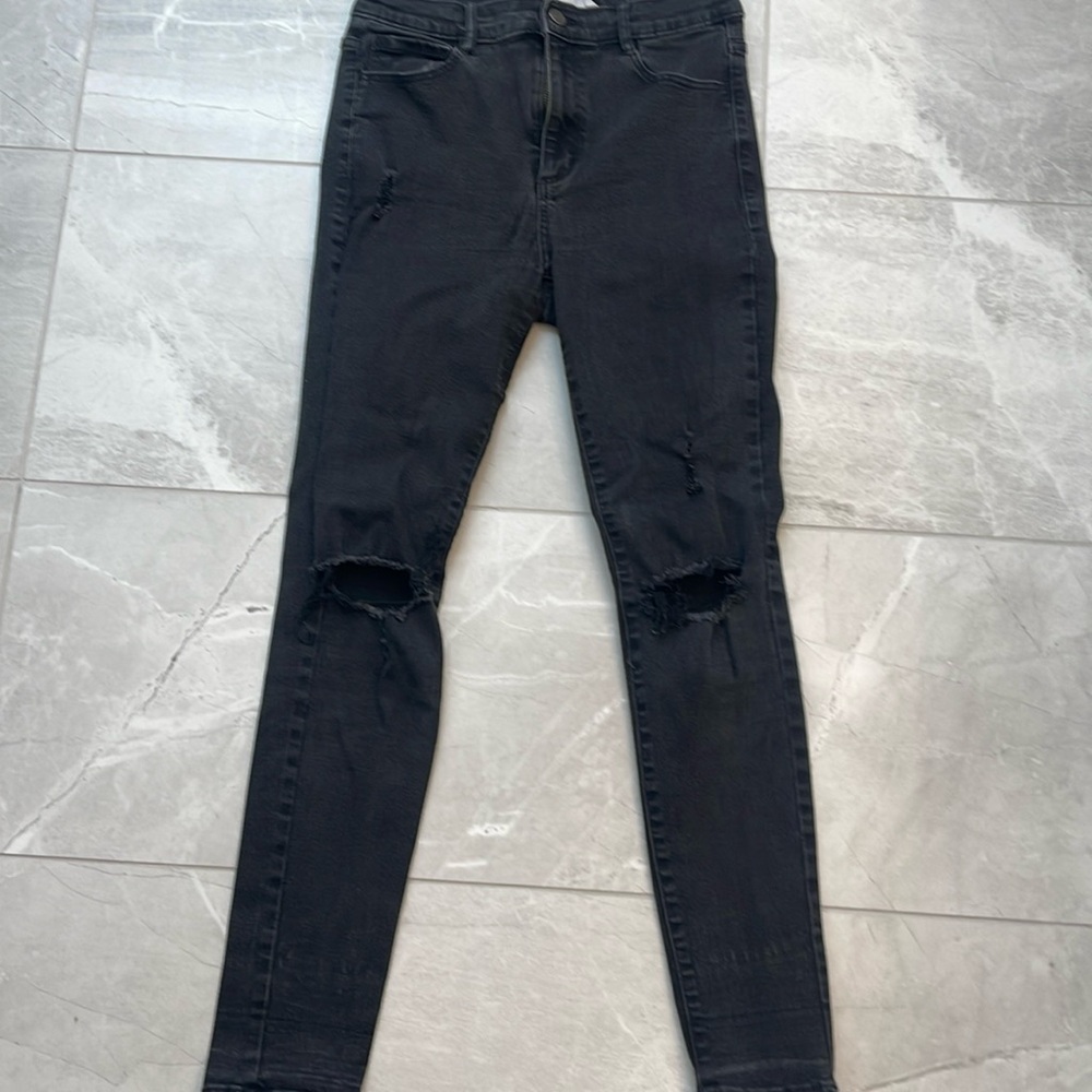 Black skinny high rise jeans with ripped knee ls